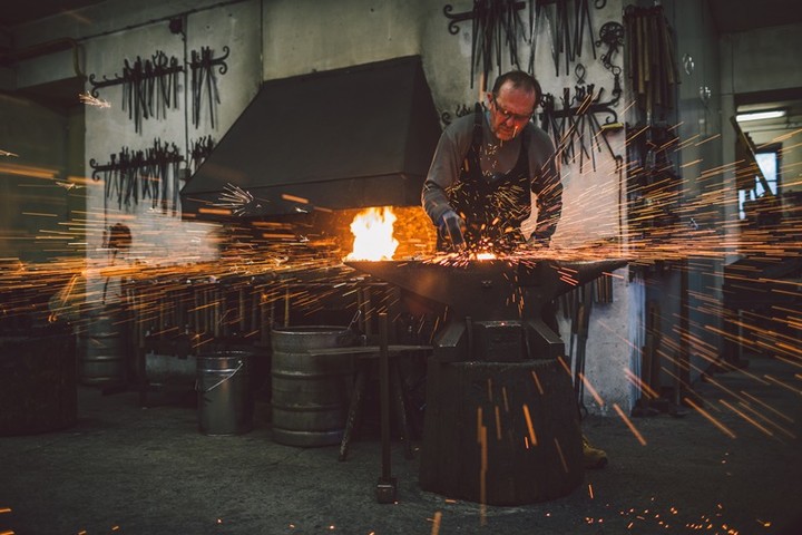 Léčba železem a ohněm. Umělecký kovář Pavel Tasovský vystavuje na náměšťském zámku