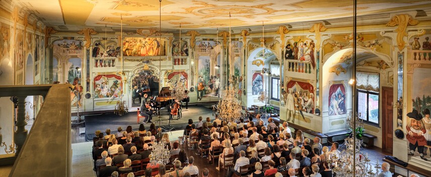 Koncert Davida Kalhouse a jeho hostů v Maškarním sále zámku Český Krumlov v rámci 32. ročníku Festivalu Krumlov