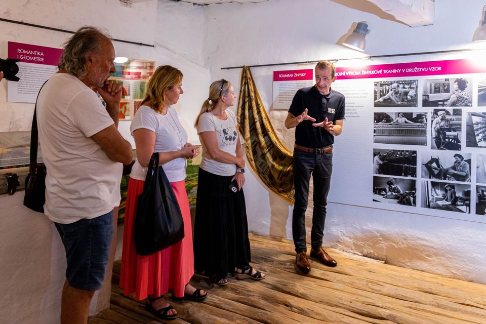 Příběh žinylky - komentovaná prohlídka výstava a exkurze Tkalcovny