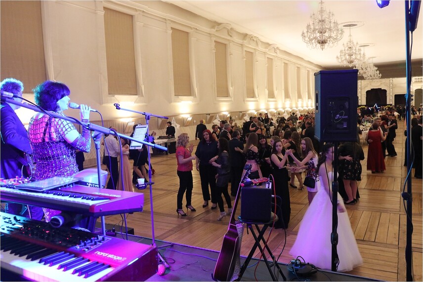 Ples Základní školy Valtice v zámecké jízdárně