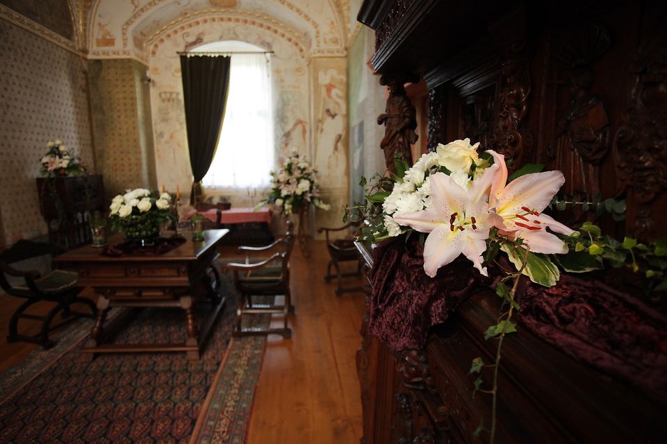 Tradiční výstava květinových instalací v renesančních interiérech zámku Kratochvíle