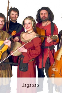 Hudební skupina používající dobové nástroje. Hrajem gotiku a renesanci, ale je možné cokoliv i Kelti.