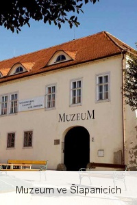 Muzeum sídlí ve starobylé budově někdejší šlapanické scholasterie.