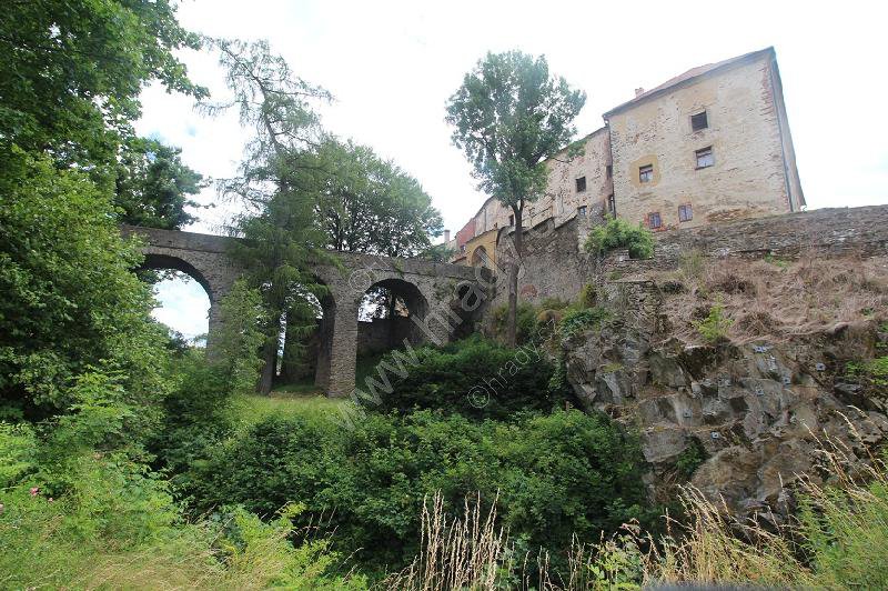 Původně gotický hrad ze 14. stol. přestavěn renesančně, upraven barokně. Po smrti Jana z Říčan a z Ledče (r. 1488) patřil Mikuláši Trčkovi z Lípy, po něm Burian Trčka a po jeho smrti připadlo Markétě z Říčan. Naposledy obnoven po požáru r. 1879. Hrad postupně prochází rekonstrukcí.