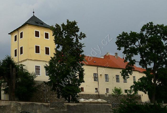 Renesanční, barokně upravený zámek na místě gotického hradu Bavorů ze Strakonic, s hranolovou věží a renesančními arkádami ve dvoře. Při obléhání města v r. 1307 zde zemřel Rudolf Habsburský.