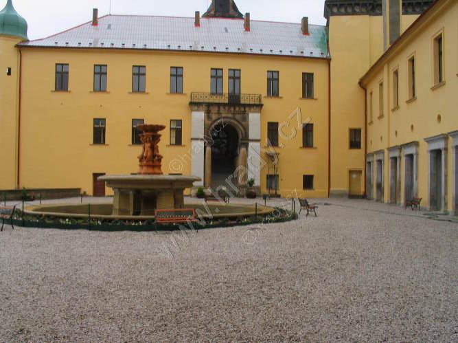 Zámek vznikl přestavbou staršího hradu počátkem 17. stol., tu provedl Rudolf II. Za třicetileté války byl vypálen a poté sloužil jako vězení. R. 1943 zde byl štáb SS, armáda zámek opoustila r. 1997 a 18.6.2005 byl otevřen pro veřejnost.