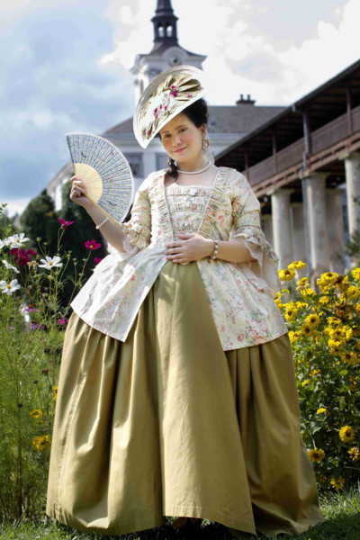 Oblékání dámy z 18. století na lysickém zámku