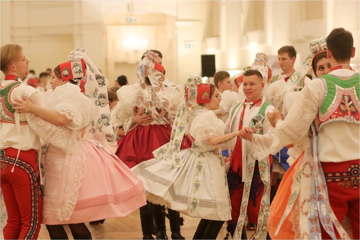 Krojový ples v jízdárně zámku Valtice
