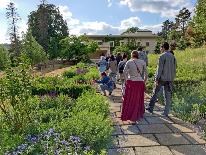 Komentovaná prohlídka rozkvetlé zahrady vily Stiassni se zahradníkem