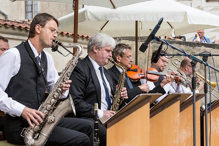 Koncert Jazzbandu Schwarzenberské gardy na I. zámeckém nádvoří