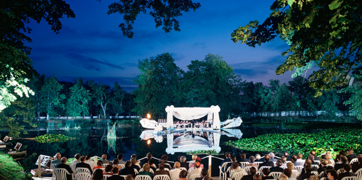 Koncert Voda a oheň na jezírku v českokrumlovské zámecké zahradě