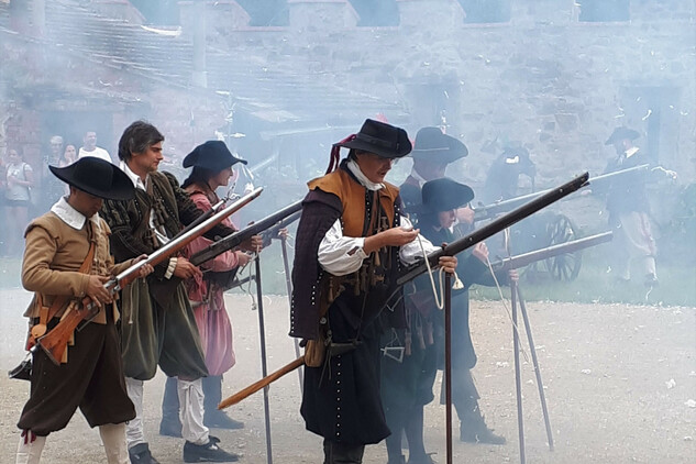 Představení skupiny historického šermu z období Třicetileté války na hradě Veveří