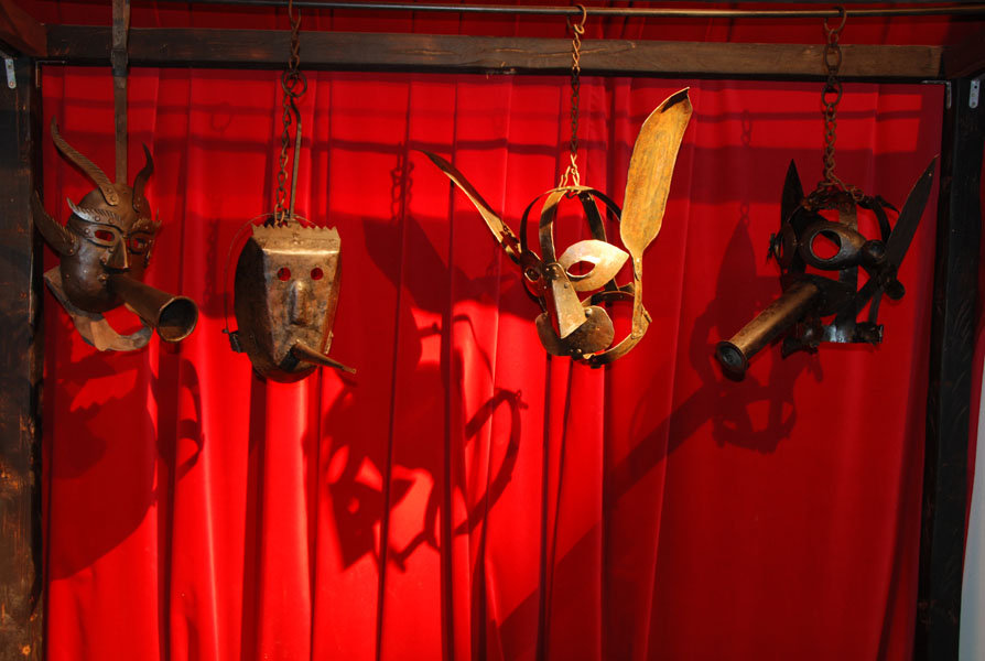 Dobová expozice tortury, mučících nástrojů, voskových figurín