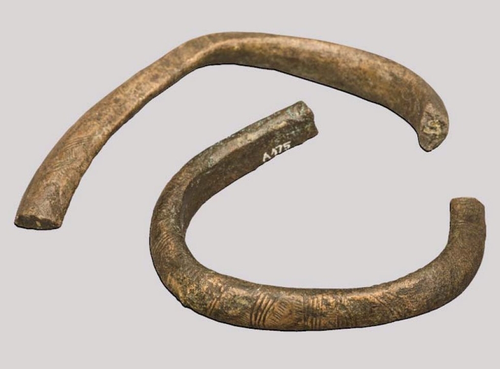 Bronzové, žárem zdeformované náramky z Tetčic (doba bronzová)