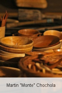 Věnujeme se ruční výrobě dřevěného soustruženého a dlabaného nádobí (misky, mísy, lžíce), potřeb pro textilní řemesla, výrobě nábytku podle gotických předloh i klasické truhlařině.