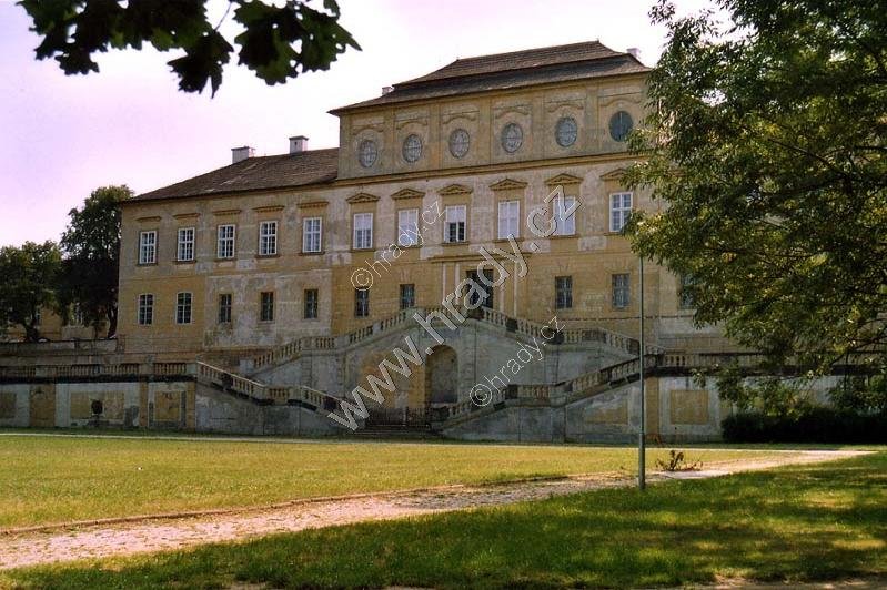 Dvoukřídlý renesanční zámek vystavěn Lobkovici v 1. polovině 16. stol. Za třicetileté války zdevastován. V 18. století zrekonstuován a vyzdoben umělci jako jsou: Reiner, Braun, Brokoff. V 19. století barokní fasáda nahrazena jednoduchou klasicistní.
