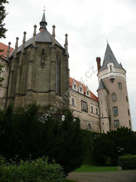 Původně hrad ze 13. st. Poničen husity. V renesanci přestavěn na zámek. J. A. Auersperg jej po r. 1754 přestavil barokně.  Za Vincenze Karla z Auersperga v 19. stol byl upraven do dnešní podoby idealizovaného středověkého hradu v novogotickém stylu.