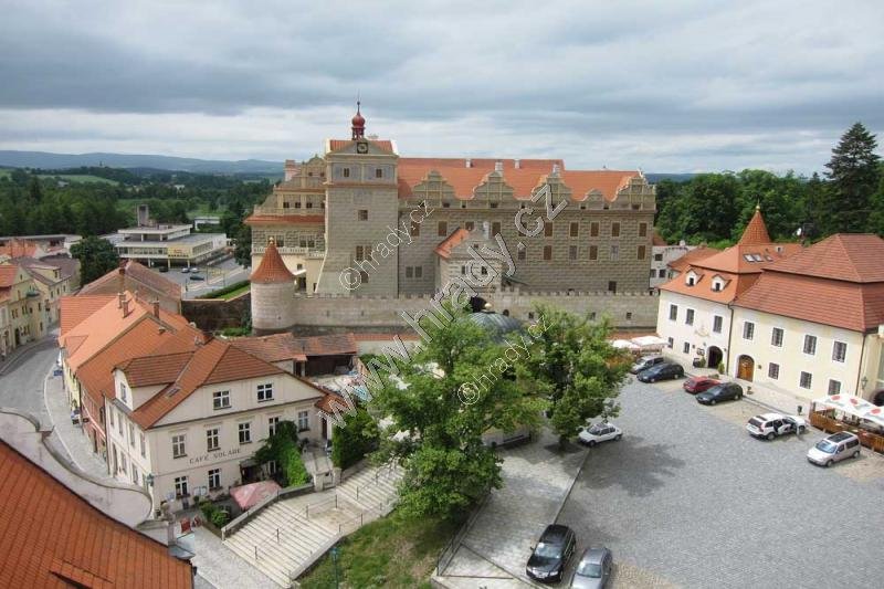Původně biskupský hrad. Po požáru v r. 1547 přestavěn na renesanční zámek – sídlo Lobkoviců. Interiéry z části zdobeny nástěnnými malbami. Výjimečná je místnost se zachovaným dřevěným obložením z 16. st.