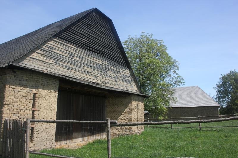 Skanzen se nachází v centru obce Příkazy na návsi. První expozice v Hanáckém skanzenu byla otevřena r. 1990. Areál je tvořen hanáckým statkem s obytnou a hospodářskou částí z r. 1875 a 4 špaletovými stodolami z 1. poloviny 19. století.