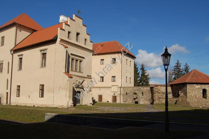 Zámek byl původně hradem ze 13. stol., ale roku 1584 ho  Zachariáš z Hradce přestavěl v renesančním stylu. V roce 1922 koupila zámek tělovýchovná jednota Sokol. Dnes  je zde umístěno muzeum a v pravém křídle zámku probíhají muzejní výstavy