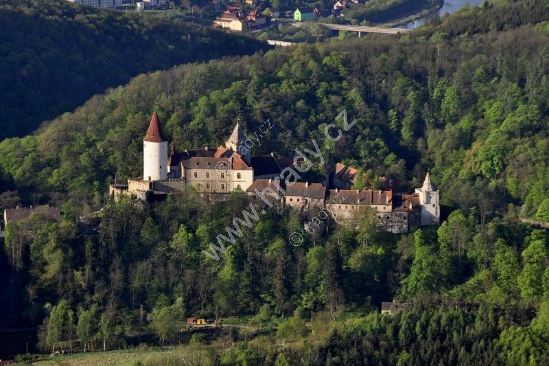 Rozlehlý gotický hrad, původně lovecký hrad Přemyslovců, přestavěný na konci 15. stol. pro Vladislava Jagellonského. V 16. stol. vězení. R. 1643 vyhořel, na přelomu 19. a 20. stol. rekonstruován pro Fürstenberky.