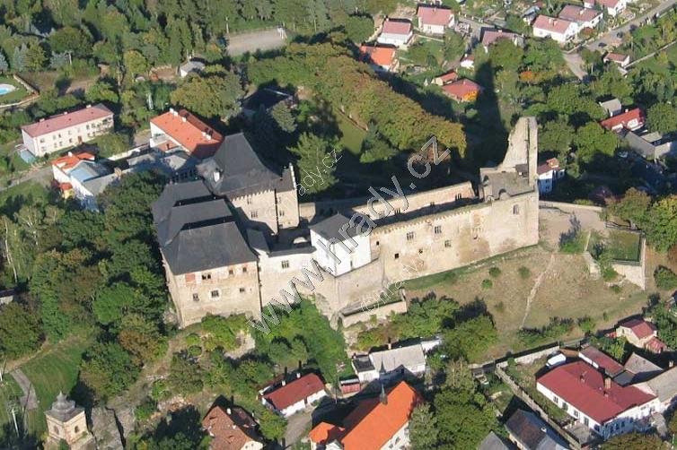 Mohutný hrad založený na poč. 14. stol., prvně písemně zmíněným majitelem Raimund z Lichtenburka, dále např. páni z Lipé. Poté přestavěný pozdně goticky, upravený renesančně i barokně. R.1869 zpustl po požáru. Od roku 1925 postupně rekonstruován.